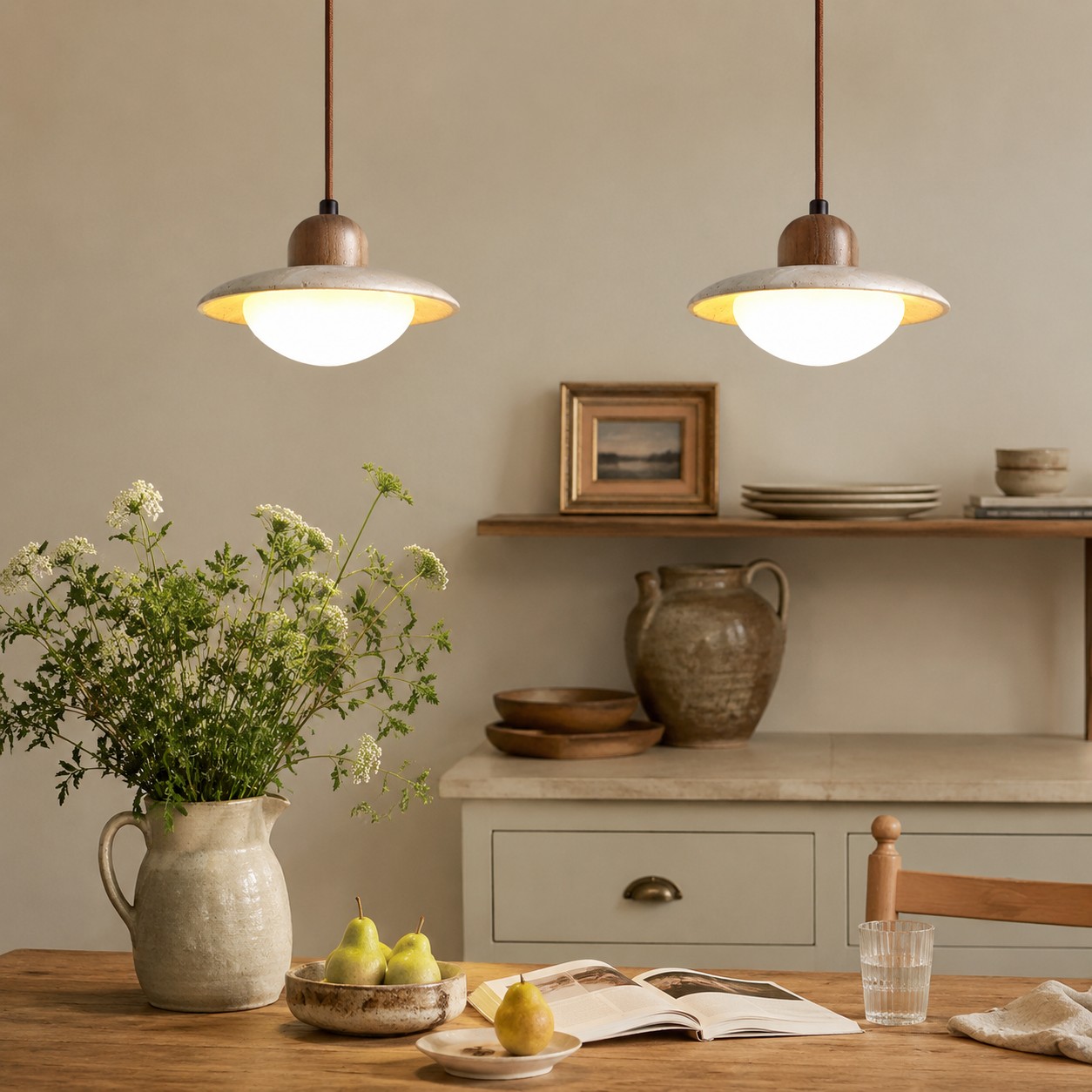 Escena comedor con lámparas colgantes Brim