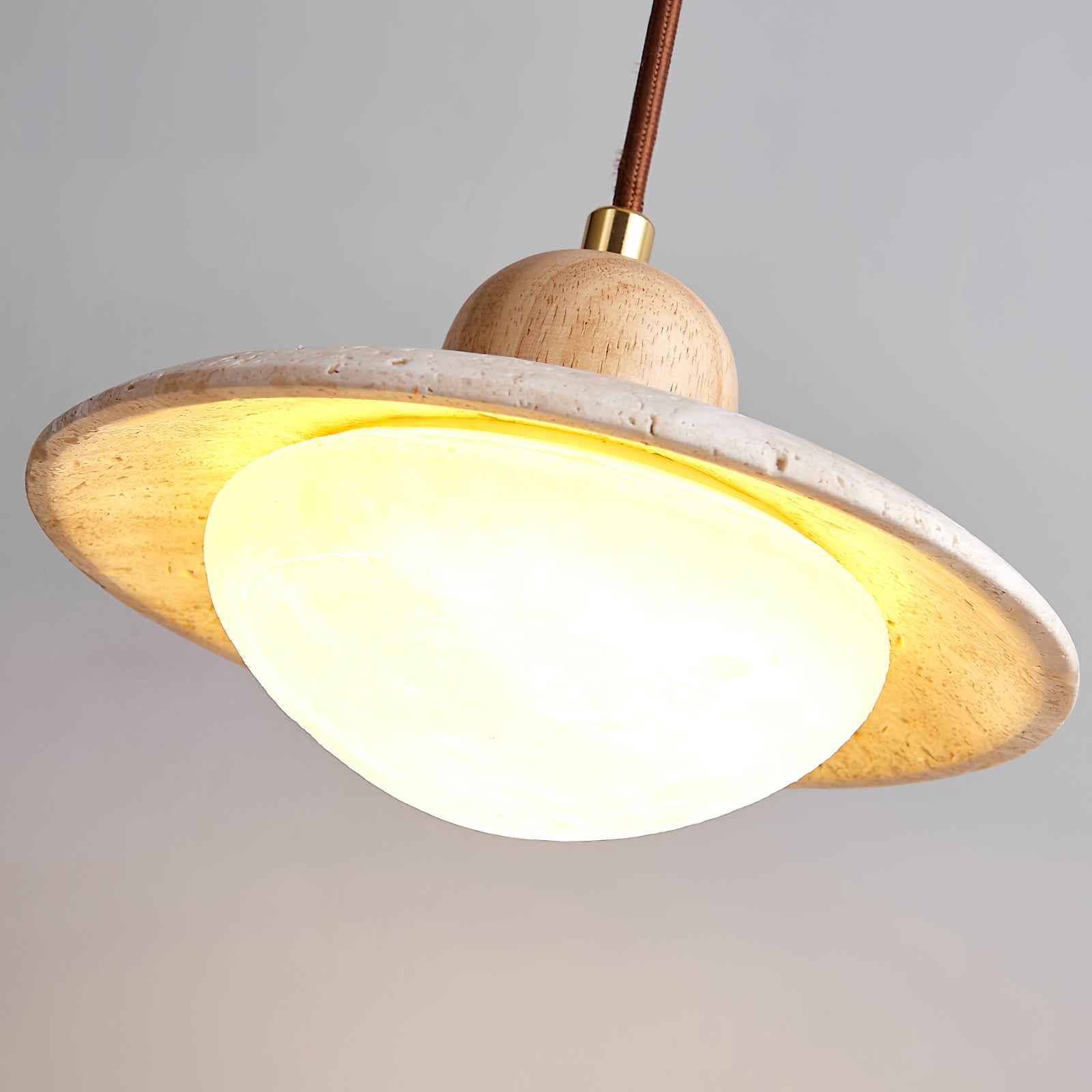 Detalle iluminado de la lámpara colgante Brim