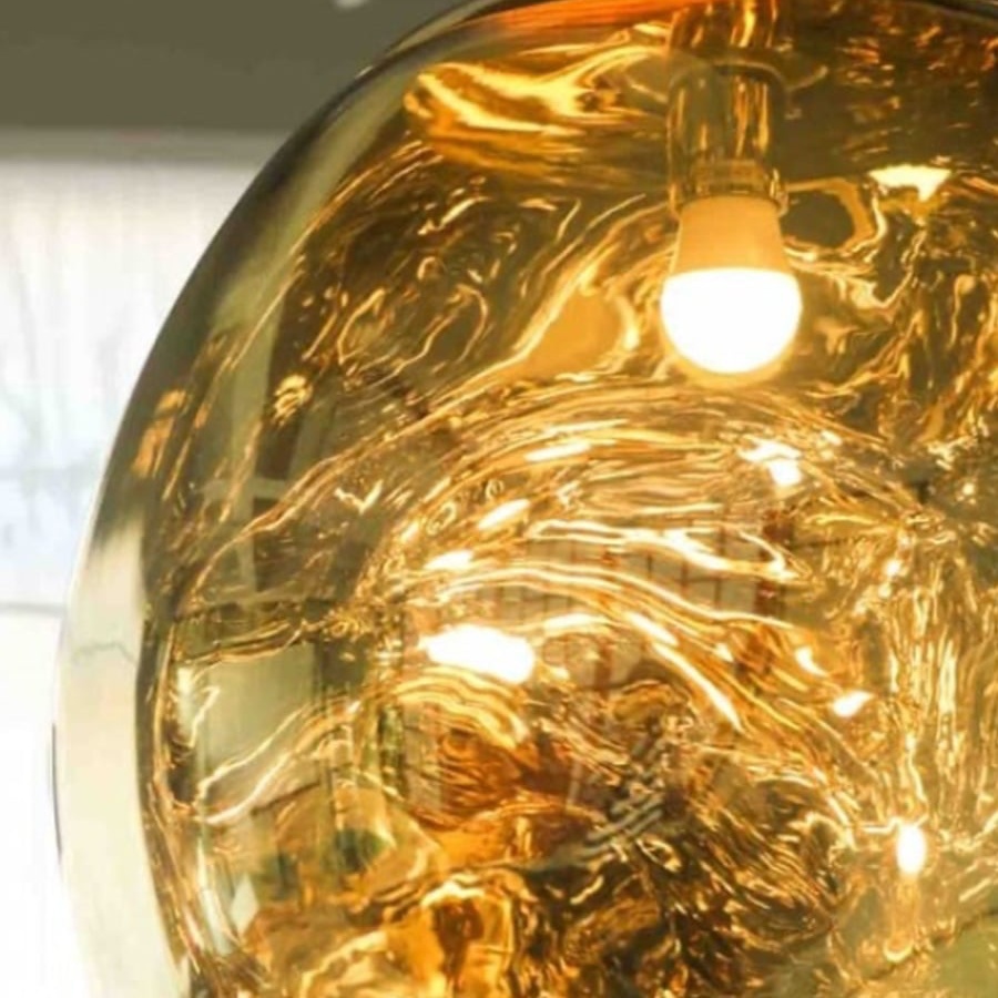 Detalle del acabado dorado de la lámpara Melt iluminada