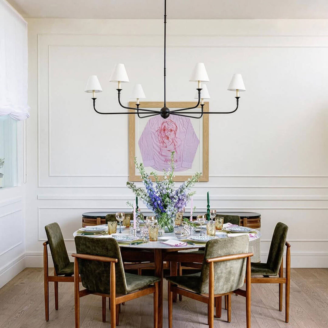 Lámpara de araña industrial moderna con pantallas de tela en un comedor elegante