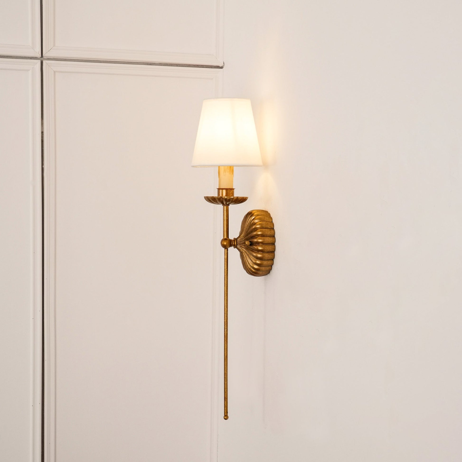 Lámpara de pared moderna Catina en oro antiguo, versión individual
