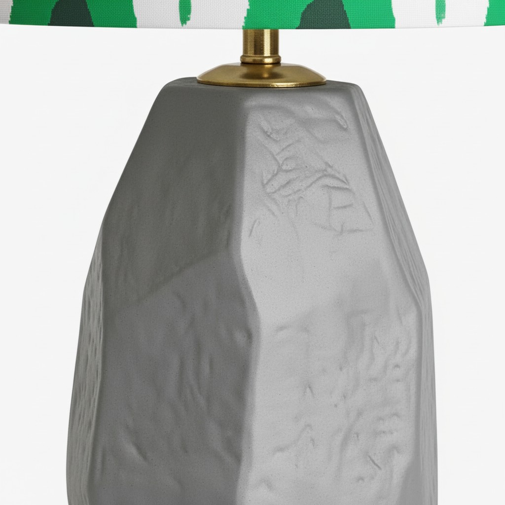 Detalle de la base cerámica gris de la lámpara
