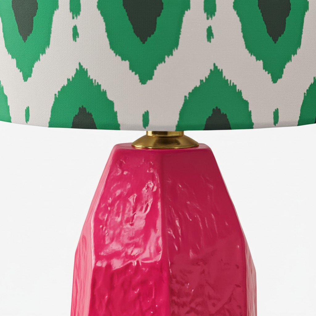 Detalle de la base cerámica rosa y pantalla estampada