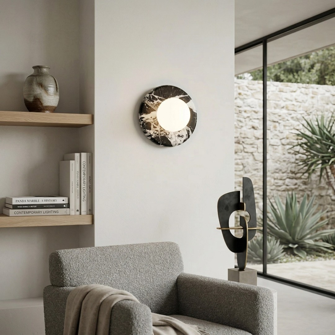 Lámpara Orli en una zona de descanso junto a una ventana