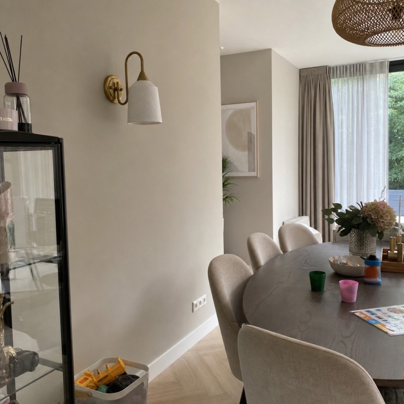 Foto de cliente con lámpara instalada en comedor