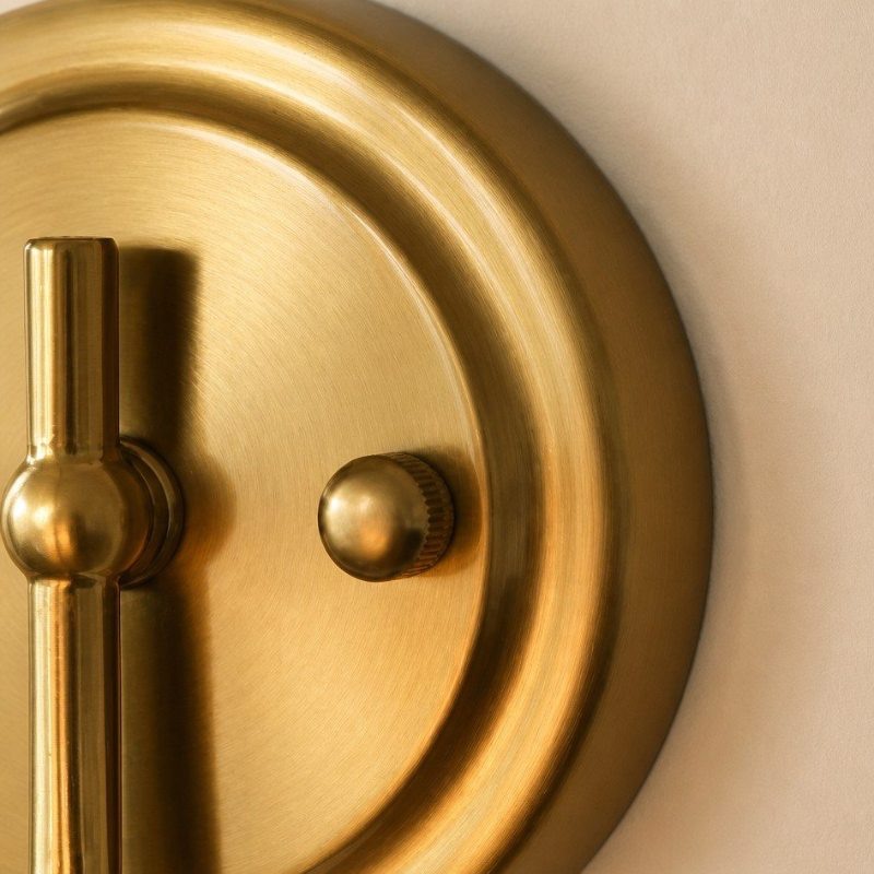 Detalle del soporte metálico dorado
