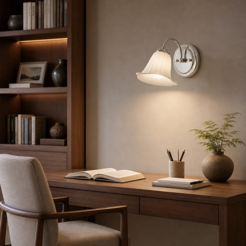 Lámpara de pared calla en escritorio y estantería