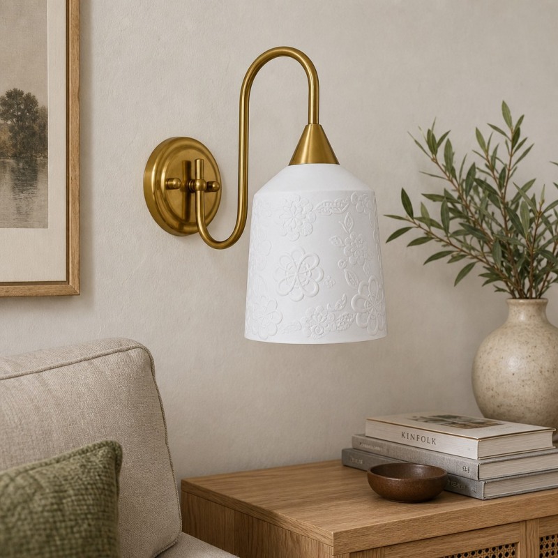 Lámpara de pared vintage sobre mesa auxiliar