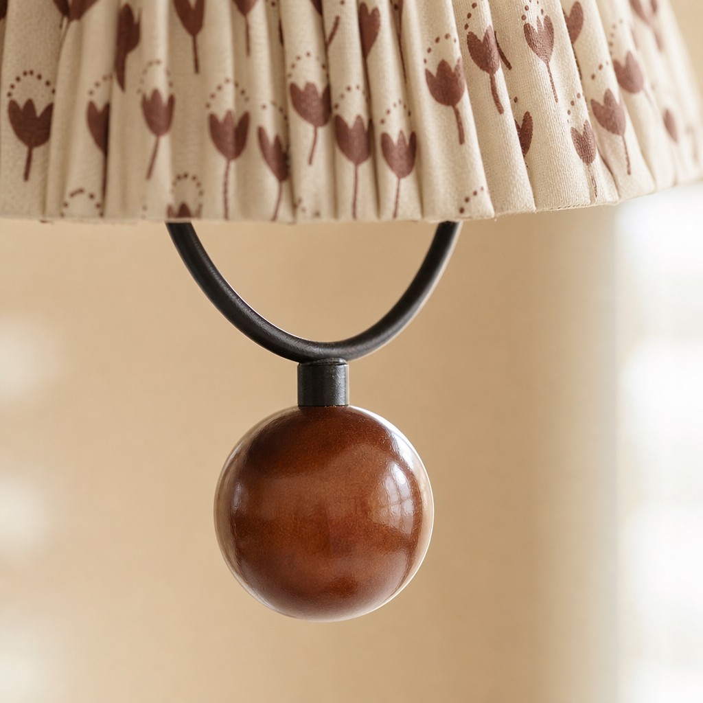 Detalle del acento de madera de la lámpara Solmire