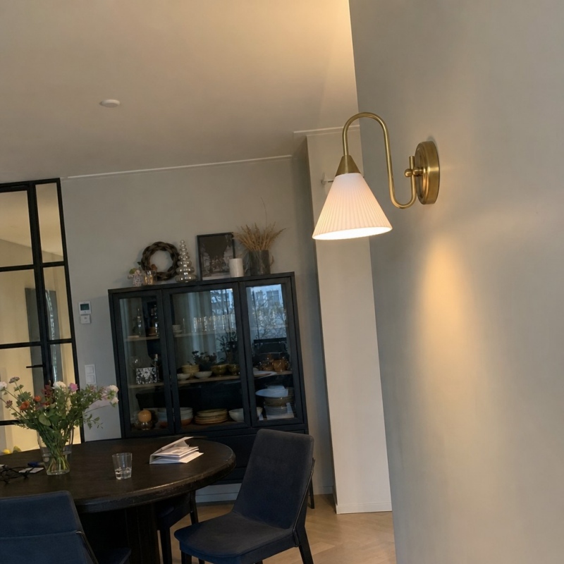 Foto de cliente con lámpara encendida en sala