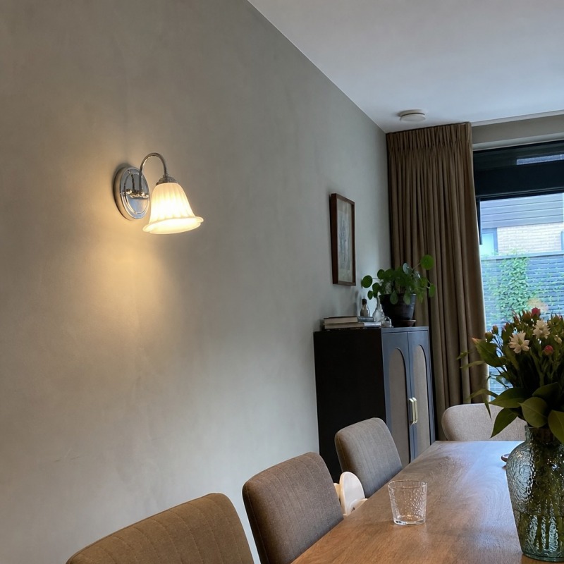 Foto de cliente con lámpara calla en comedor