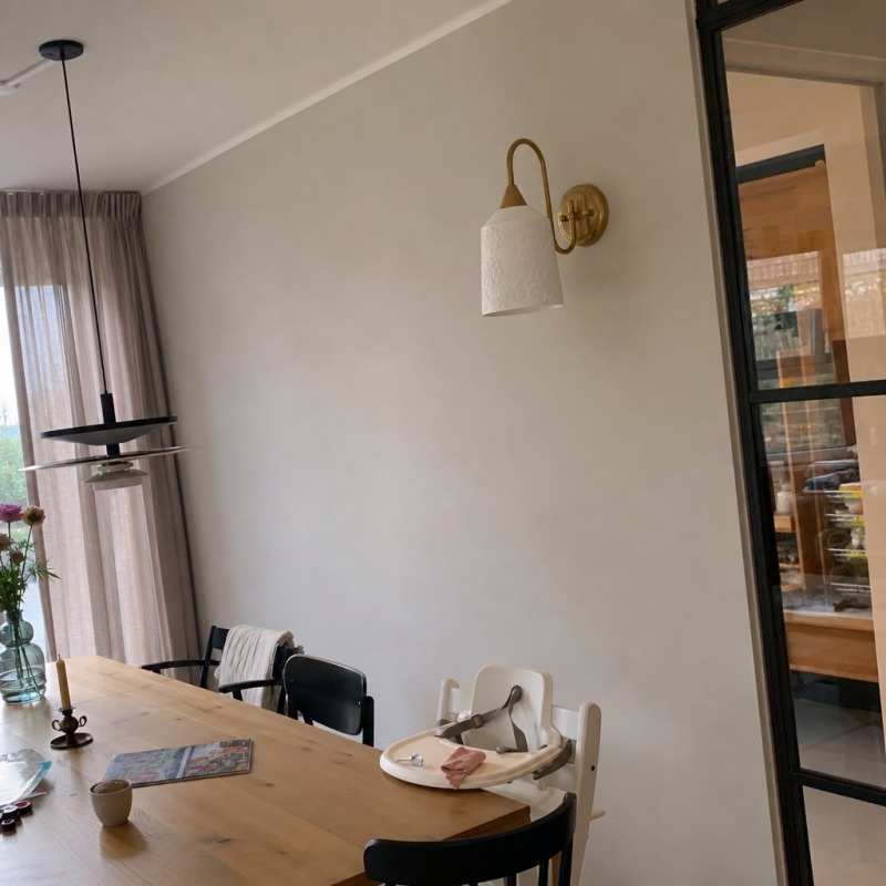 Foto de cliente con lámpara instalada en pared