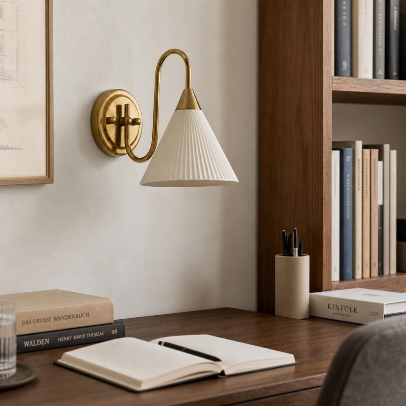 Lámpara de pared vintage junto a escritorio