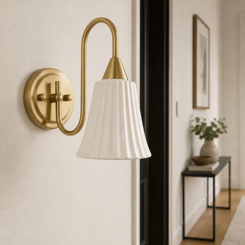 Detalle de lámpara de pared con pantalla plisada