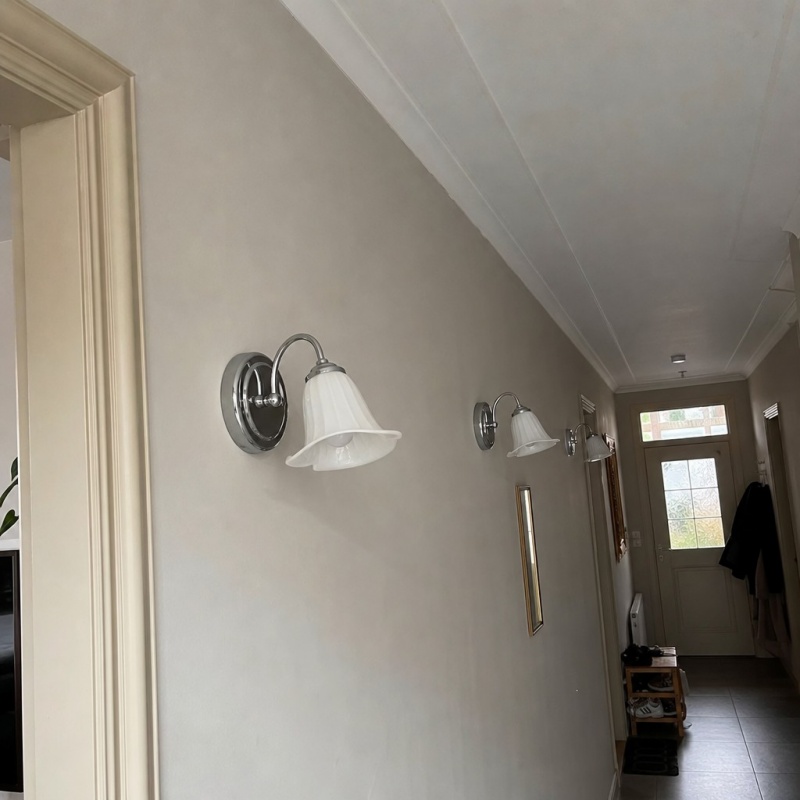 Foto de cliente con apliques de pared en corredor