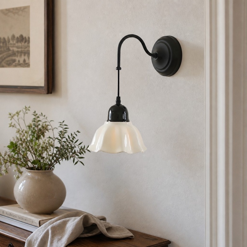 Cazelle Wall Lamp en un dormitorio con jarrón