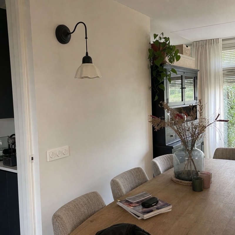Foto de cliente con lámpara Cazelle instalada junto a mesa