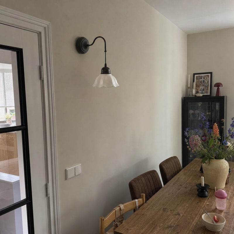 Foto de cliente con lámpara Cazelle en una pared interior