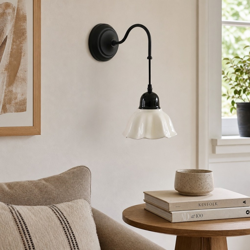 Cazelle Wall Lamp sobre mesa auxiliar