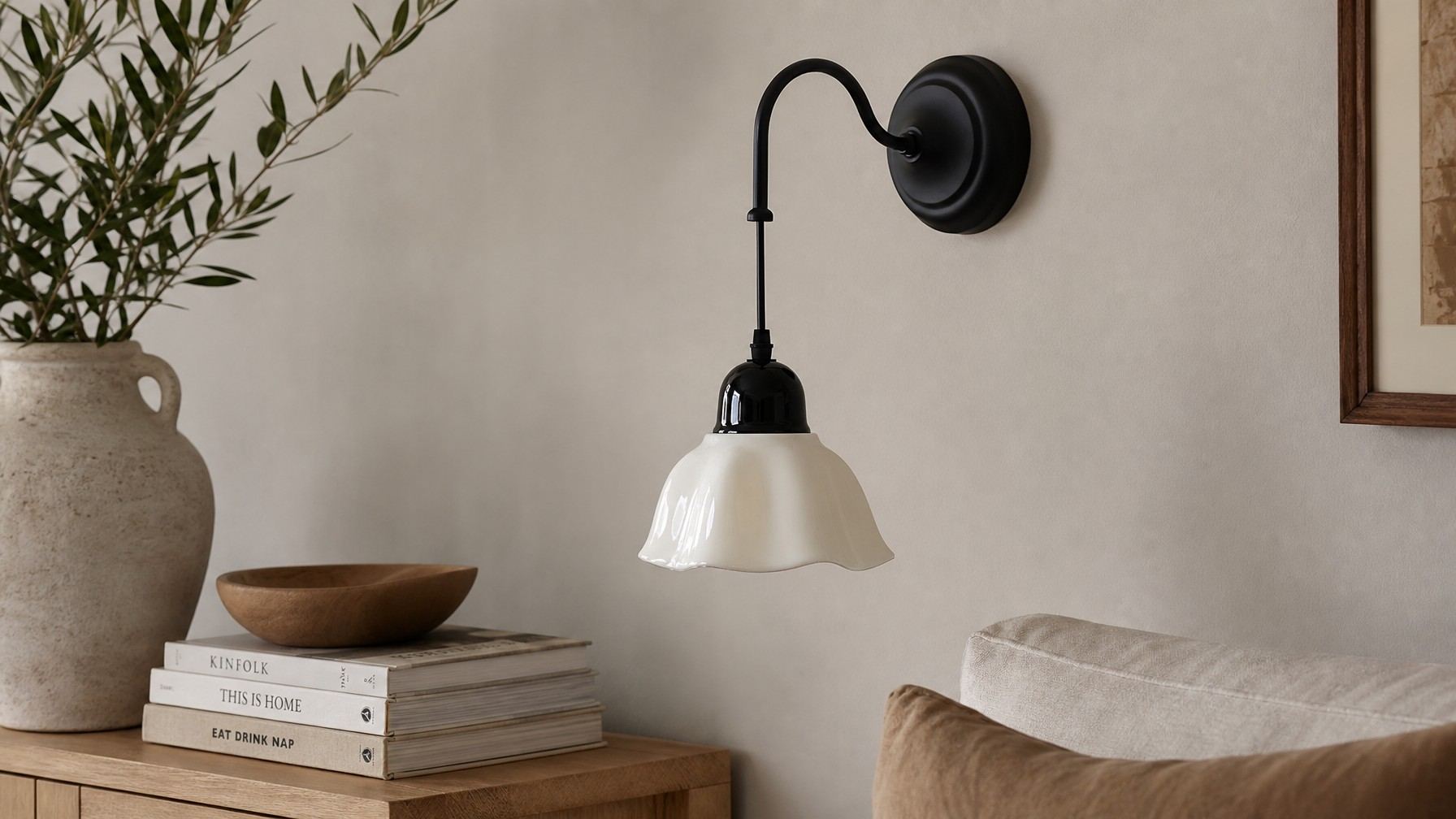 Cazelle Vintage Floral Wall Lamp en la pared junto a decoración natural