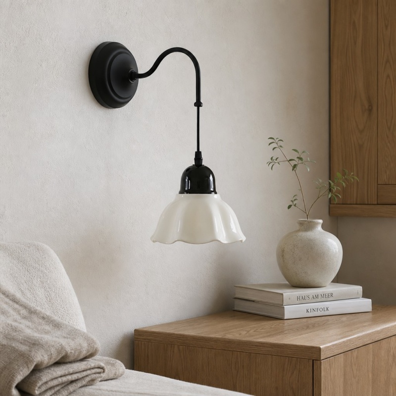 Cazelle Wall Lamp junto a cama y mesa de noche
