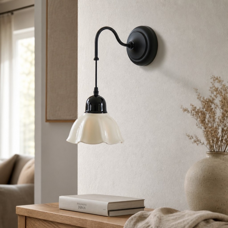 Lámpara Cazelle instalada junto a un jarrón decorativo