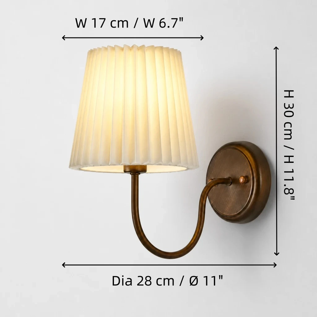 Dimensiones del aplique de pared vintage de tela plisada: altura 30 cm, proyección 28 cm, ancho 17 cm.
