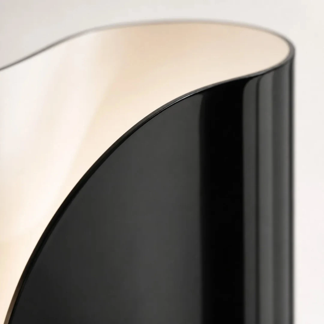 Detalle de la curva de acero negro de Folia