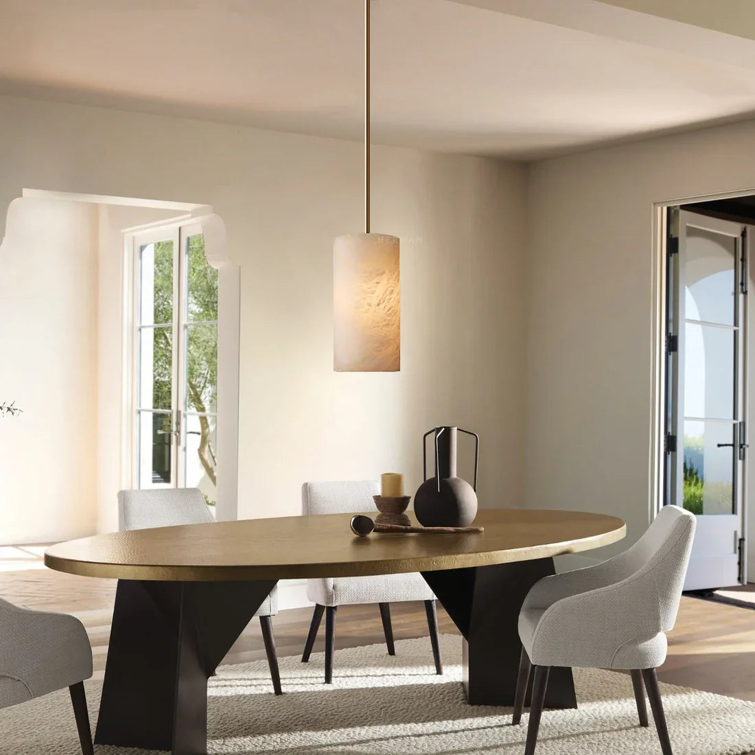Lámpara colgante cilíndrica de alabastro en comedor